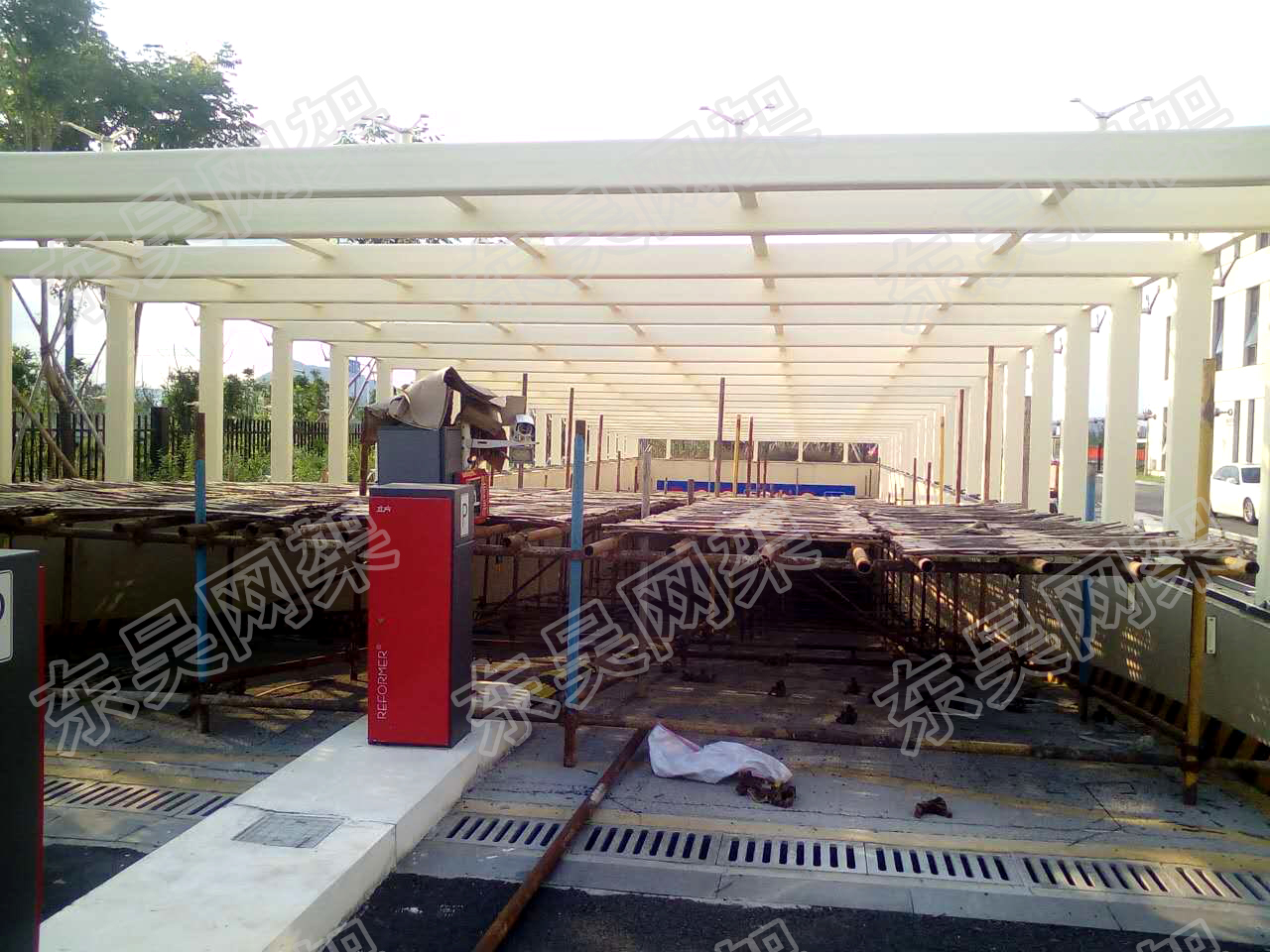 廣場(chǎng)地下車庫出入口玻璃雨棚 (19).jpg