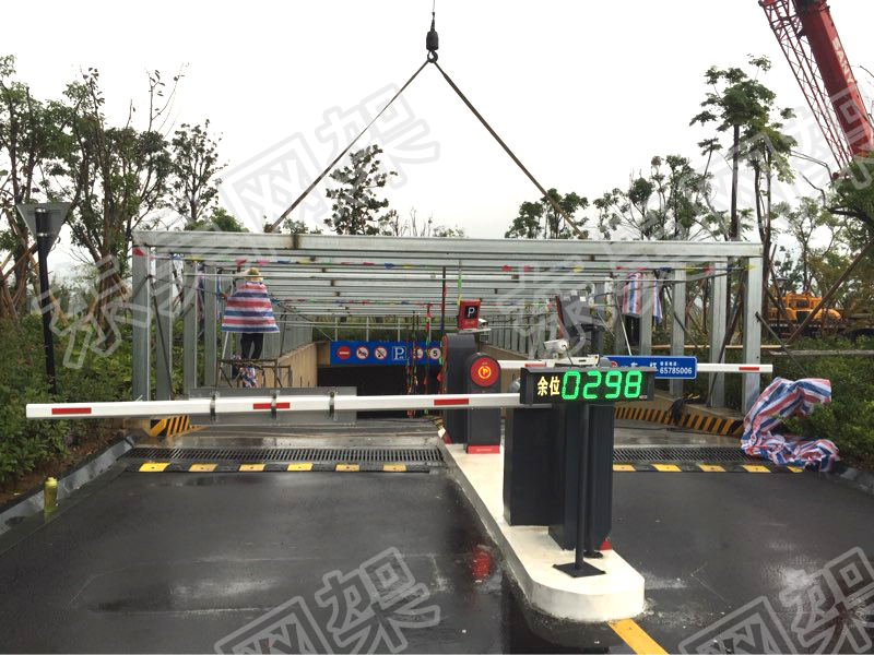 廣場(chǎng)地下車庫出入口玻璃雨棚 (安裝鋼梁).jpg