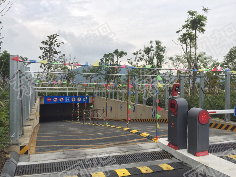 廣場(chǎng)地下車庫出入口玻璃雨棚 (安裝鋼柱).jpg