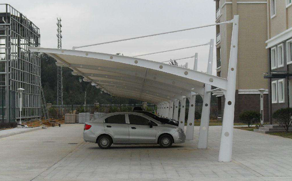 單懸臂有斜拉膜結(jié)構(gòu)車(chē)棚